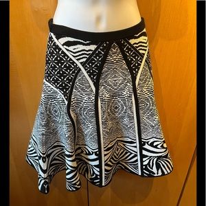 Diane Von Furstenberg brand white and black print heavy knit skirt. Wmn sz P.